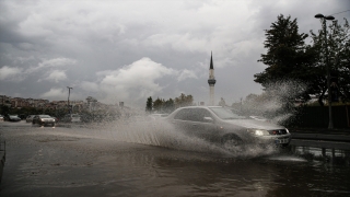 İstanbul’un bazı ilçelerinde sağanak etkisini sürdürüyor