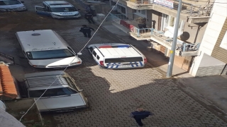 Manisa’da bir kişi tabanca ile yaraladığı kişiyi hastaneye götürdü