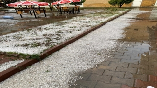 Kastamonu’da etkili olan dolu Seydiler ilçesini beyaza bürüdü