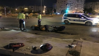 İzmir’de refüje çarpan motosikletteki 2 kişi yaralandı