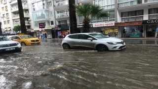 İzmir’de sağanak etkili oldu