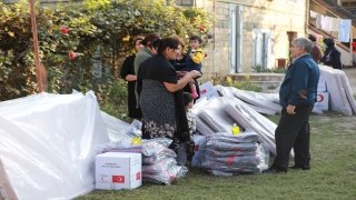 Türk Kızılayı, Azerbaycan’da insani yardım dağıtmaya başladı 