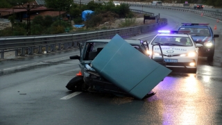 Uşak’ta otomobilin bariyerlere çarpması sonucu 5 kişi yaralandı