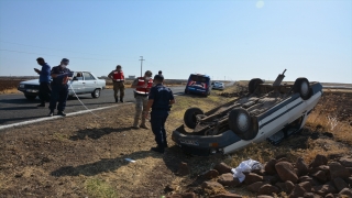 Şanlıurfa’da otomobil şarampole devrildi: 4 yaralı