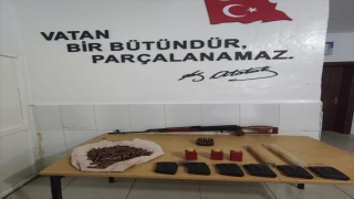 Hakkari kırsalında araziye gömülü halde silah ve mühimmat ele geçirildi