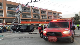 Mersin’de elektrik direğine çarpan otomobilin sürücüsü yaralandı