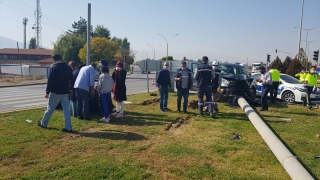 Erzincan’da düğünden dönenlerin bulunduğu araç direğe çaptı: 4 yaralı