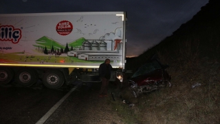 Makaslayan tırın çarptığı otomobilin sürücüsü yaralandı