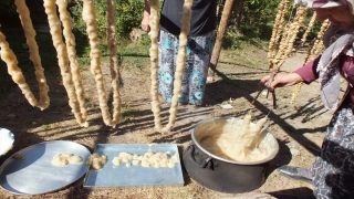 Kars’ta kışlık çerez olarak tüketilen cevizli sucuk ve köme mesaisi başladı