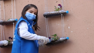 Atık pet şişeler kuş yemliği, saksı, kalemlik gibi ürünlere dönüşüyor