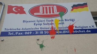 Almanya’da iki camiden birinin duvarına boya atıldı, diğerinde hırsızlık girişimi oldu