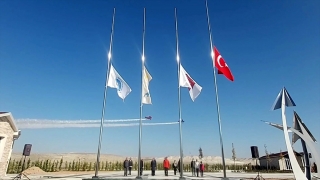 Akrobasi pilotu baba kız ”Ata’ya saygı uçuşu” gerçekleştirdi