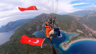 Afyonkarahisarlı yamaç paraşütçüsü ”Atatürk” için uçtu