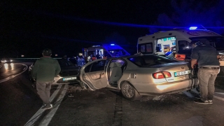 Antalya’da iki otomobil çarpıştı: 3 yaralı