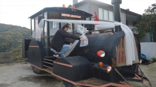 Bartın’da kara tren lokomotifi görünümlü traktör gelin arabası oldu