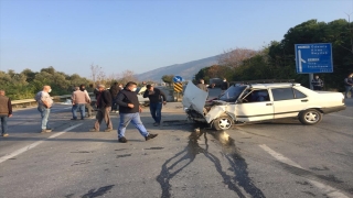 İzmir’de çarpışan iki otomobilin sürücülerinden biri öldü