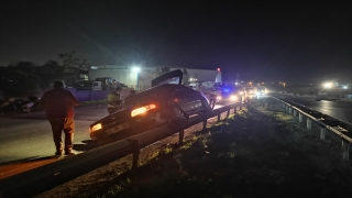 Kocaeli’de kontrolden çıkarak bariyerlerde asılı kalan otomobilin sürücüsü yaralandı