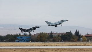 Türk ve İngiliz jetleri Konya’da eğitim uçuşu gerçekleştirdi