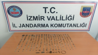 İzmir’de bir otomobilde yapılan aramada 284 tarihi eser ele geçirildi