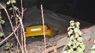 Başkentte taksi evin çatısına devrildi: 1 yaralı