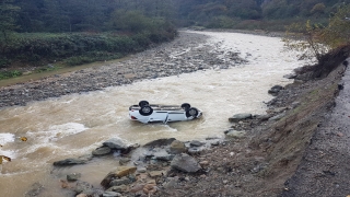 Giresun’da dereye yuvarlanan otomobilin sürücüsü kayboldu