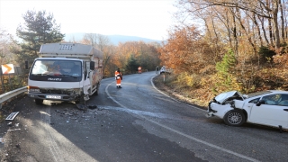 Bolu’da büyükbaş hayvan yüklü kamyonet ile otomobil çarpıştı: 5 yaralı