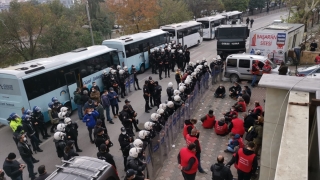 Kocaeli’de izinsiz yürüyüş yapmak isteyen gruba polis müdahale etti