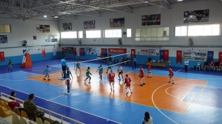 Barış Pınarı bölgesindeki Mehmetçik Rasulaynlı sporcularla voleybol maçı yaptı