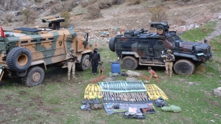 Hakkari’de tespit edilen sığınaklarda mühimmat, patlayıcı ve çeşitli malzemeler ele geçirildi