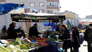 Tekirdağ’da çocuklarıyla pazara gelen kişiden ekiplere ”Yasak olduğunu bilmiyordum” yanıtı