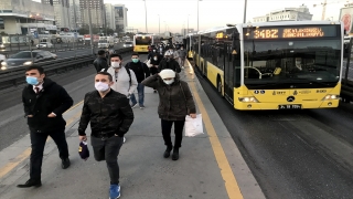 İstanbul’da toplu taşıma araçlarında ve duraklarda yolcu yoğunluğu