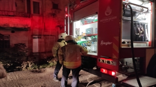 Kadıköy’de bir binanın en üst katında çıkan yangın söndürüldü