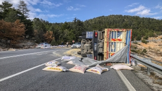 Antalya’da devrilen kamyonun sürücüsü yaralandı