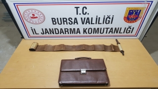 Bursa’da tarihi eser kitabı jandarmaya satmak isterken yakalandılar