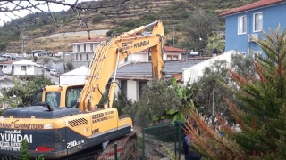 Marmaris’te imara aykırı binaların yıkımı sürüyor