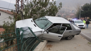 Telefon direğine çarpan otomobil 5 metre yüksekliğindeki istinat duvarının kenarında kaldı