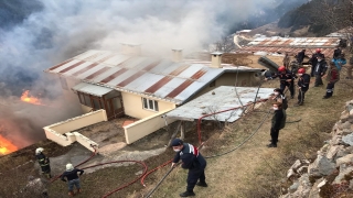 Rize’de Gölyayla köyünde çıkan yangına müdahale ediliyor