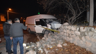 Adıyaman’da minibüs duvara çarptı: 3 yaralı