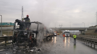 Kocaeli’de seyir halinde alev alan tır kullanılamaz hale geldi