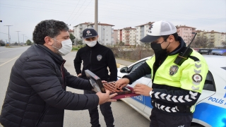 Türk Kızılay ve gazetecilerden güvenlik güçlerine ikram