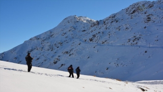 Hakkari Valisi Akbıyık, Şemdinli ilçesindeki çığ bölgesinde incelemelerde bulundu: