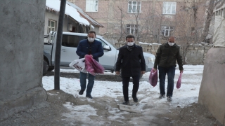 Hakkari’de kardan pastayla doğum günü kutlanan çocuğa valilik ve hayırseverler de sürpriz yaptı