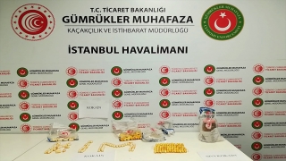 İstanbul Havalimanında midelerinde yurda uyuşturucu madde sokmaya çalışan 3 kişi yakalandı