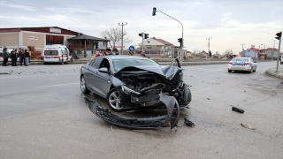 Uşak’ta ambulans ile otomobil çarpıştı: 4 yaralı