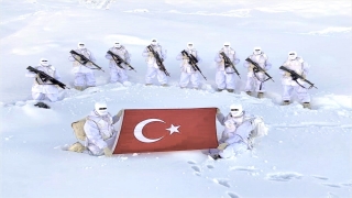 MSB, zorlu hava şartlarında faaliyetlerini sürdüren Mehmetçiğin fotoğrafını paylaştı