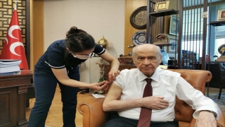 Bahçeli: ”İnşallah bu salgından el birliği ile çok yakın zamanda kurtulacağımızı ümit ediyor, tüm halkımızı da aşı olmaya davet ediyorum.”