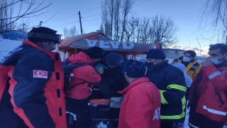 Hakkari’de dağda mahsur kalan kişi, 4 saat süren çalışmayla kurtarıldı