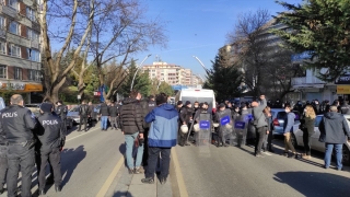 Ankara’da izinsiz gösteri yapmak isteyen gruba müdahale eden polis 24 kişiyi gözaltına aldı