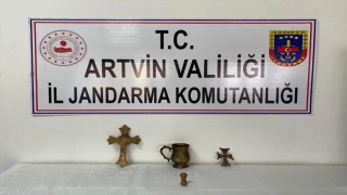 Artvin’de bir kişi valizindeki tarihi eserlerle yakalandı