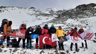 ”Türkiye’nin çatısı”na tırmanışa geçen dağcılara zirvedeki fırtına geçit vermedi